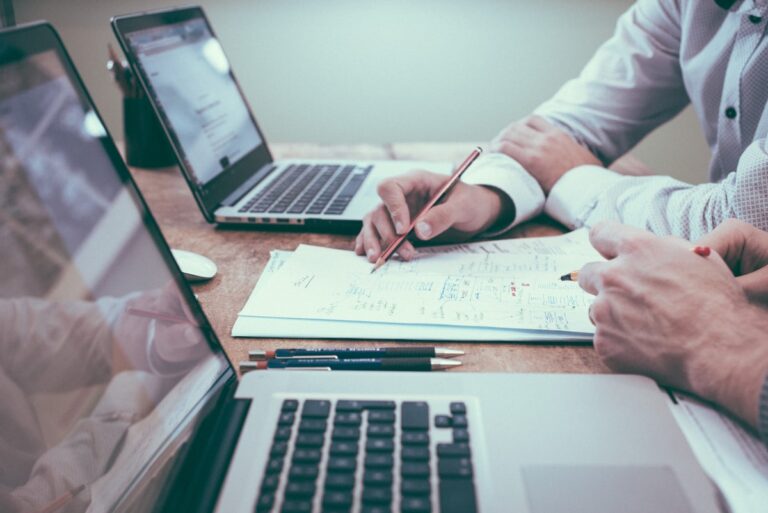 Empreendedor analisando relatórios e prevenindo erros comuns de negócios em reunião estratégica