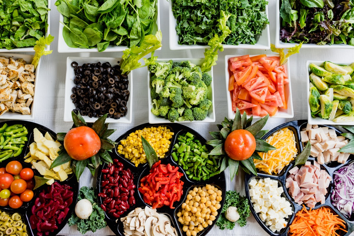 Prato saudável colorido com vegetais, grãos e proteínas para nutrição equilibrada e bem-estar
