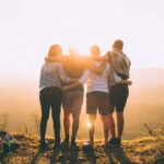 Profissionais trocando ideias e construindo networking de sucesso em evento de negócios