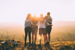 Profissionais trocando ideias e construindo networking de sucesso em evento de negócios