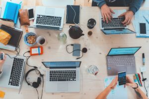 Empreendedor digital trabalhando no computador com café e estratégias de negócios online