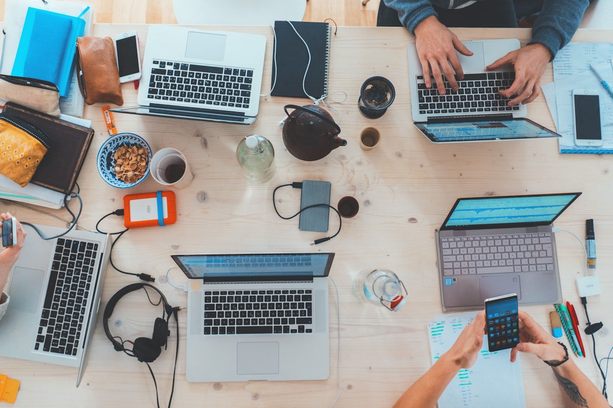 Empreendedor digital trabalhando no computador com café e estratégias de negócios online