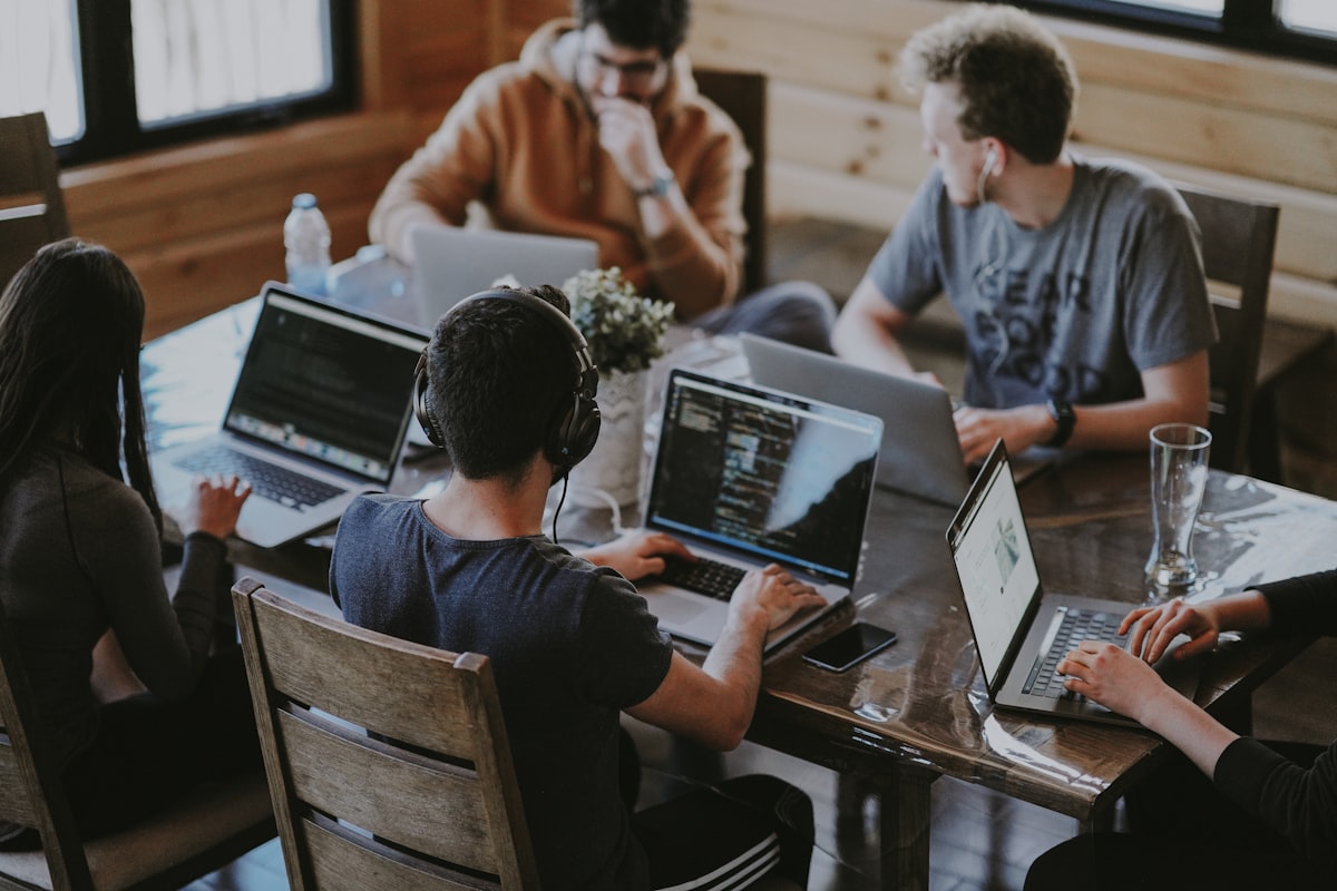 Profissionais colaborando em equipe com equilíbrio e inteligência emocional no trabalho