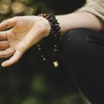 Pessoa praticando técnicas de meditação e relaxamento para calmaria e bem-estar ao ar livre