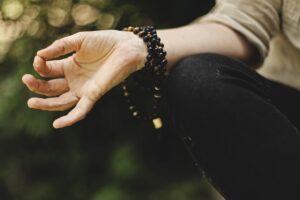 Pessoa praticando técnicas de meditação e relaxamento para calmaria e bem-estar ao ar livre