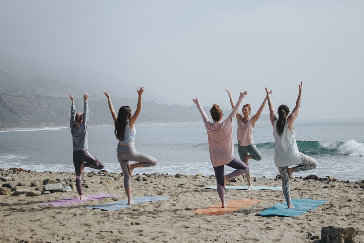 Praticante de yoga em postura de equilíbrio e meditação ao ar livre em ambiente sereno